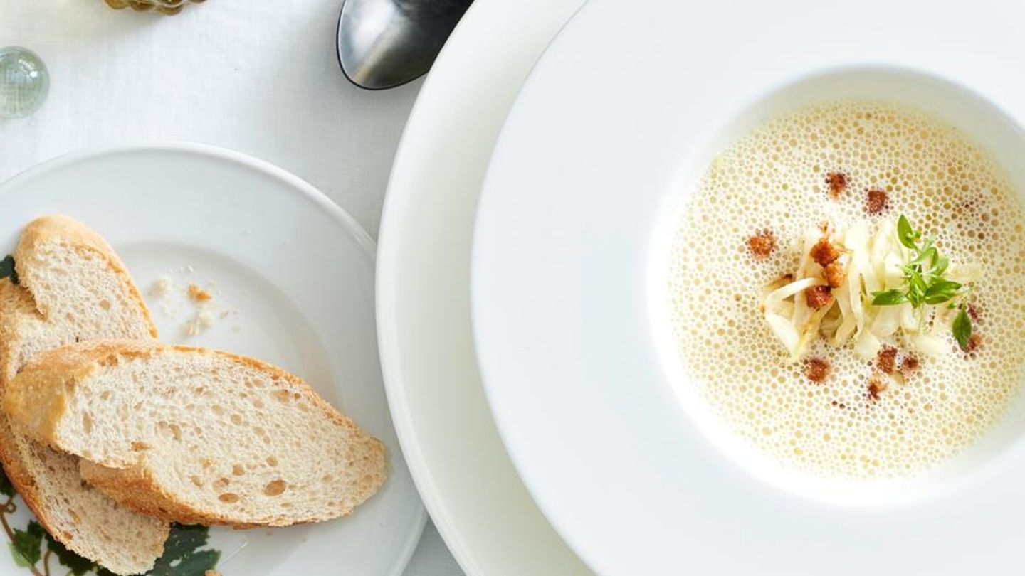 Weinschaumsuppe mit geschmortem Weißkohl und Orangenöl