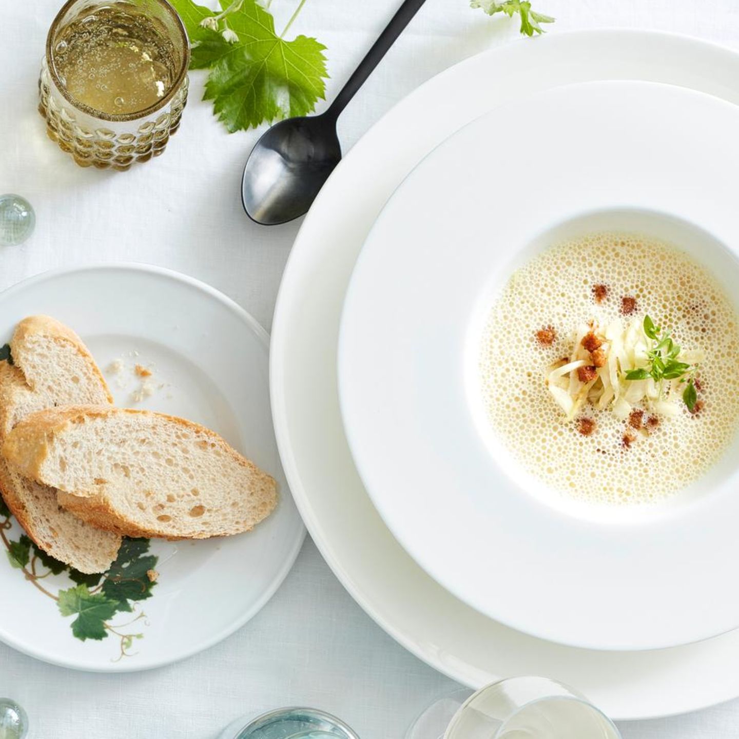 Weinschaumsuppe mit geschmortem Weißkohl und Orangenöl