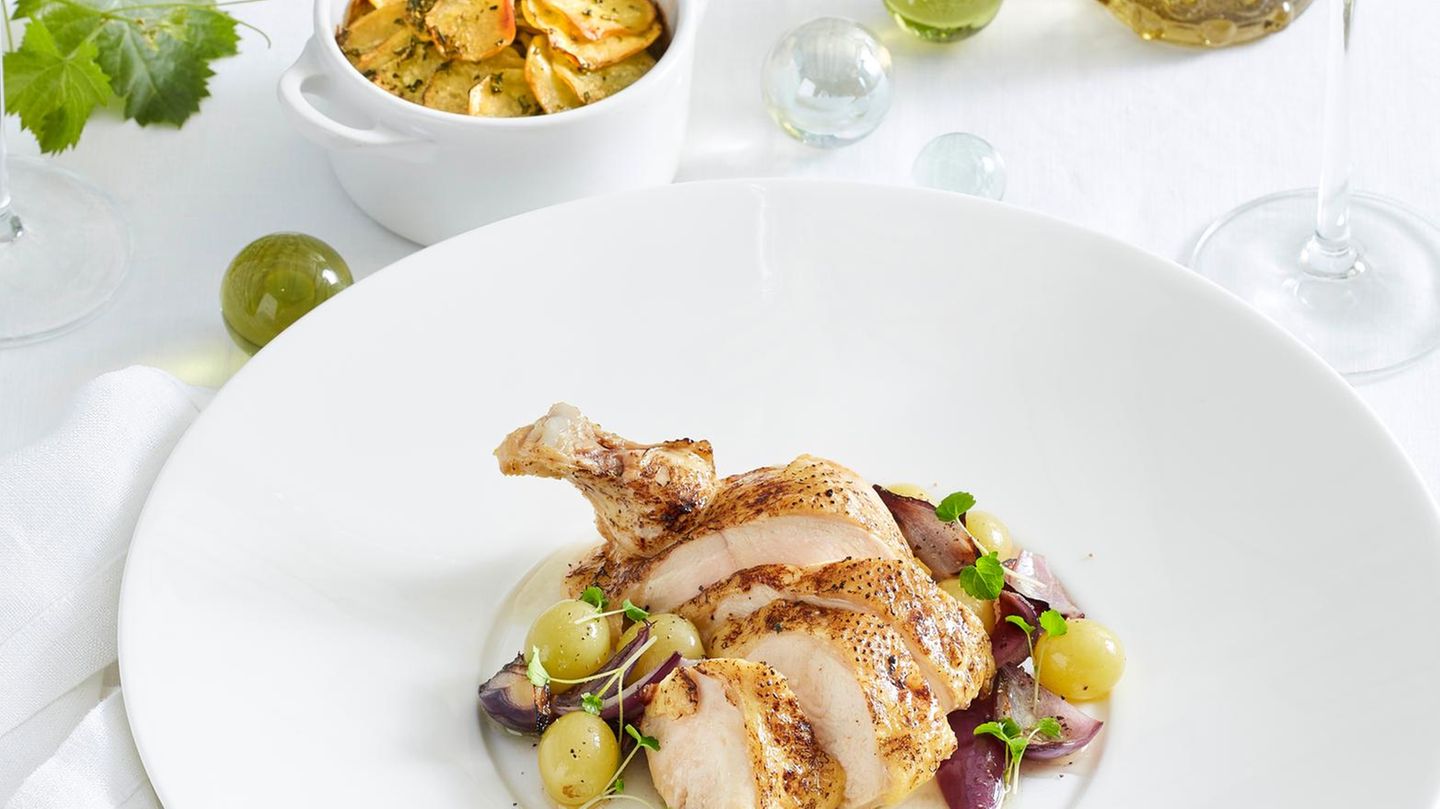 Confierte Poulardenbrust mit Anna-Kartoffeln und Traubengemüse Rezept