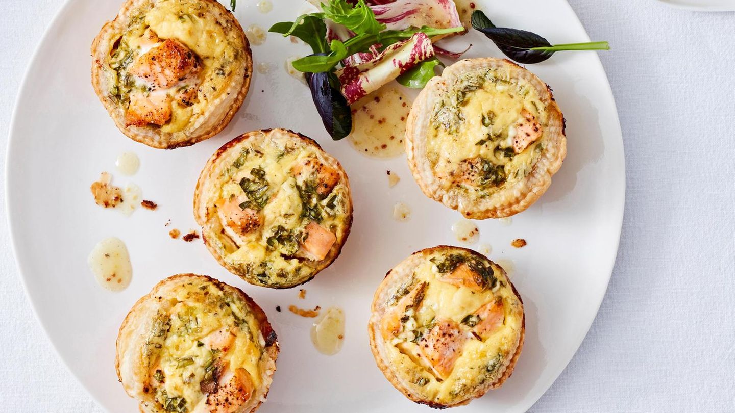 Lachs-Blätterteigtörtchen („PastÉis“) Rezept