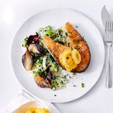 Lachskotellet mit Zwiebeln und Lauch