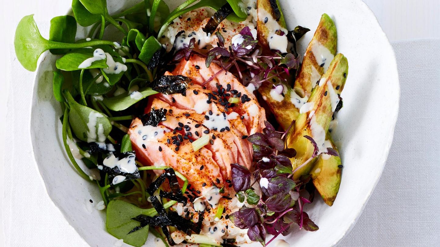 Flamed Lachs-Sushi mit Avocado und Tahin-Dressing Rezept - [ESSEN UND ...