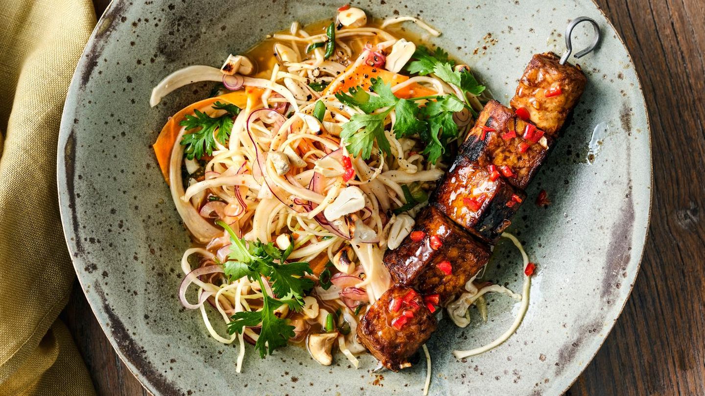Tempeh-Spieße mit süßsaurem Krautsalat Rezept