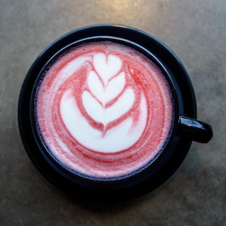 Der Pink Latte ist ein echter Hingucker und ist bei gesundheitsbewussten Foodbloggern beliebt.