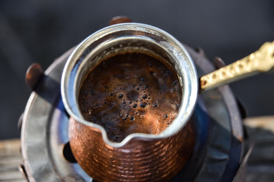 Die älteste bekannte Methode der Kaffeezubereitung wird bis heute in der Türkei gepflegt.