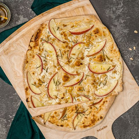 Flammkuchen mit Ziegenfrischkäse und Apfel