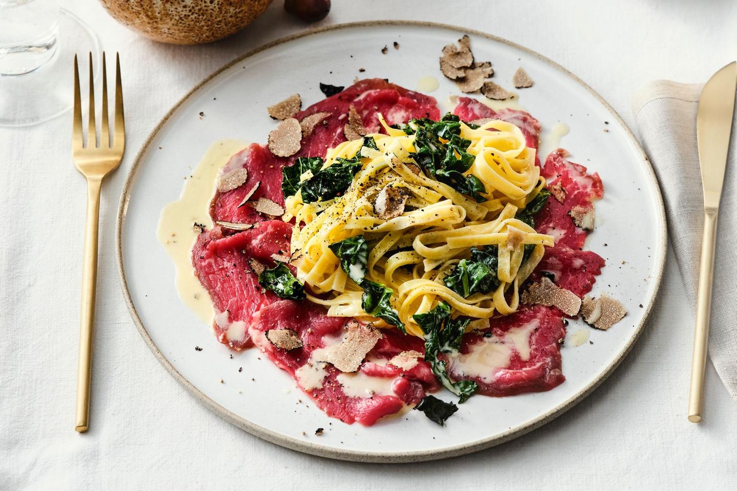 eut202111068-getrueffelte-fettuccine-mit-carpaccio.jpg