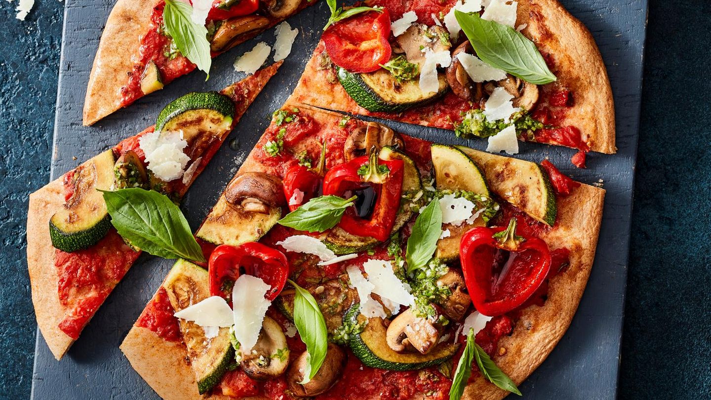 Dinkel-Pizza mit Antipasti und Gremolata Rezept