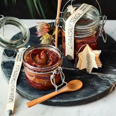Weihnachtsaufstrich mit Nuss und Zwetschge