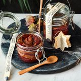 Weihnachtsaufstrich mit Nuss und Zwetschge
