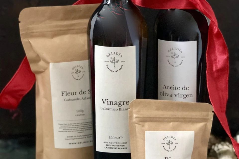 Geschenkpaket von Delidía mit Olivenöl, Pfeffer, Balsamico blanco und Fleur de Sel