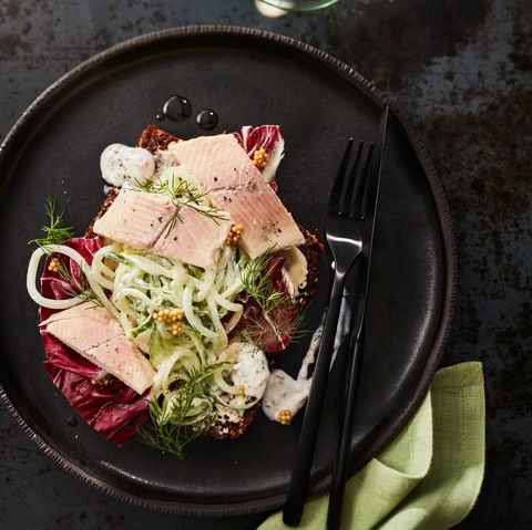 Röst-Schwarzbrot mit Gurkensalat und geräucherter Forelle