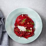 Rote-Bete-Spaghetti mit Ricotta