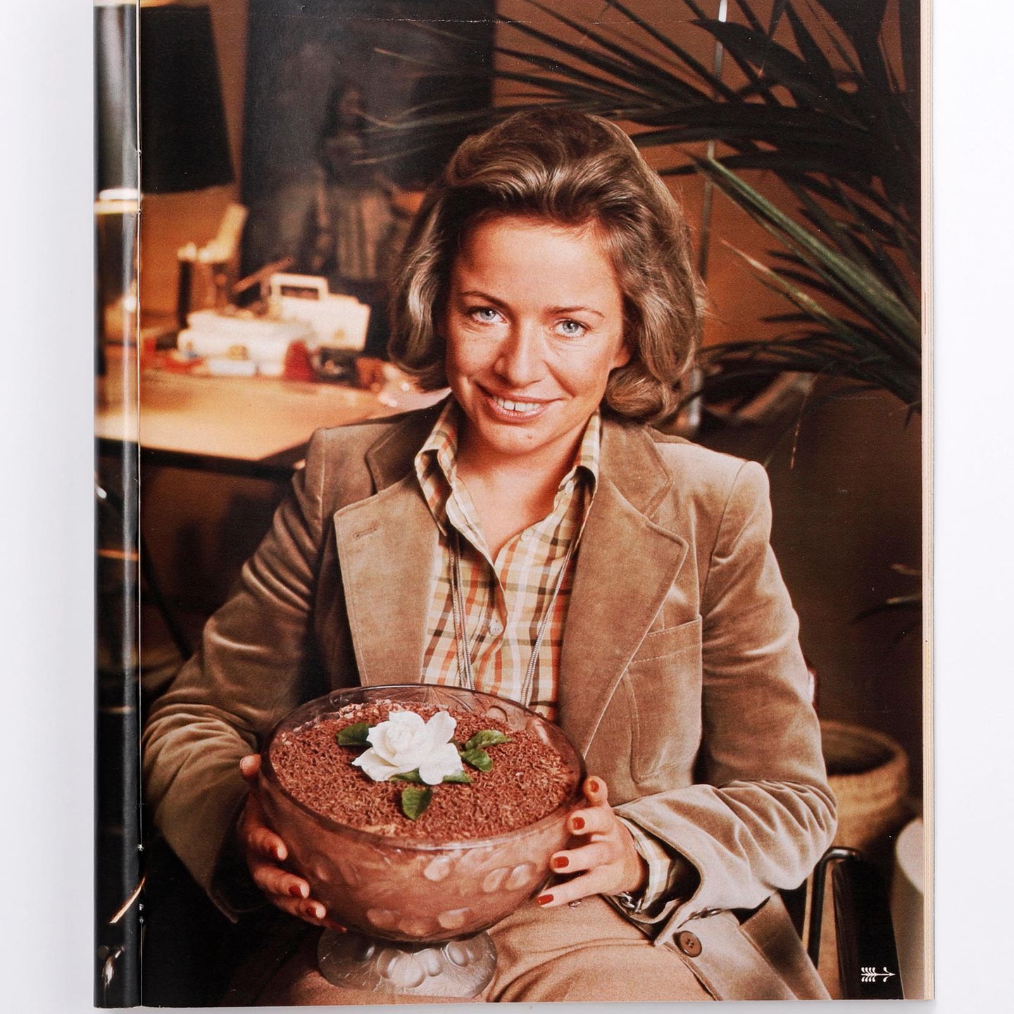 Angelika Jahr mit Schokoladen-Dessert 1976