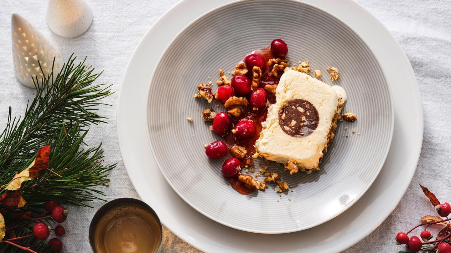 Nougat-Parfait mit Walnusskrokant und Cranberrys Rezept - [ESSEN UND ... Nougat-Parfait mit Walnusskrokant und Cranberrys Rezept - [ESSEN UND ...