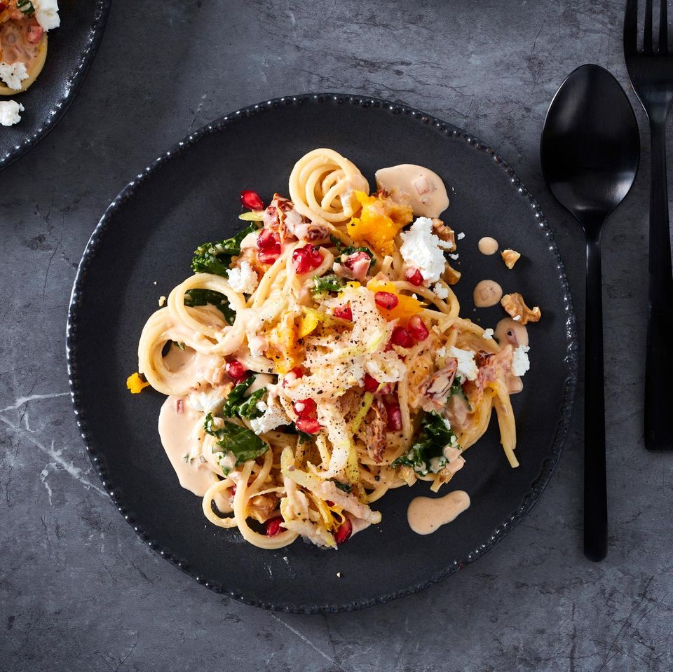 Butternusskürbis-Spaghetti mit Grünkohl und Büffel-Ricotta