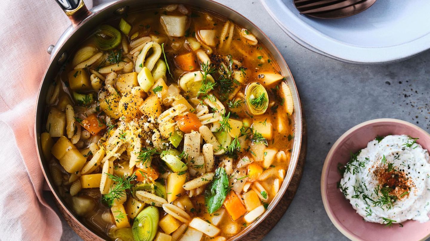 Steckrüben-Minestrone mit Kräuterschmand Rezept