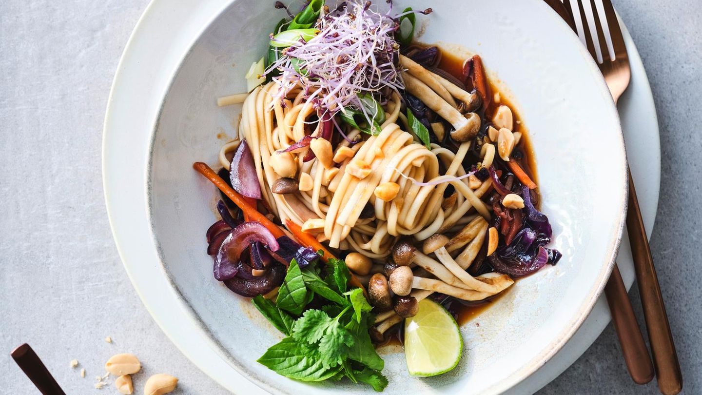 Udon-Nudeln mit Hoisin-Sauce und Erdnüssen Rezept