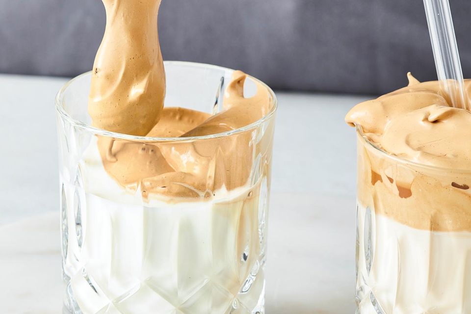 Dalgona Kaffee ins Glas füllen