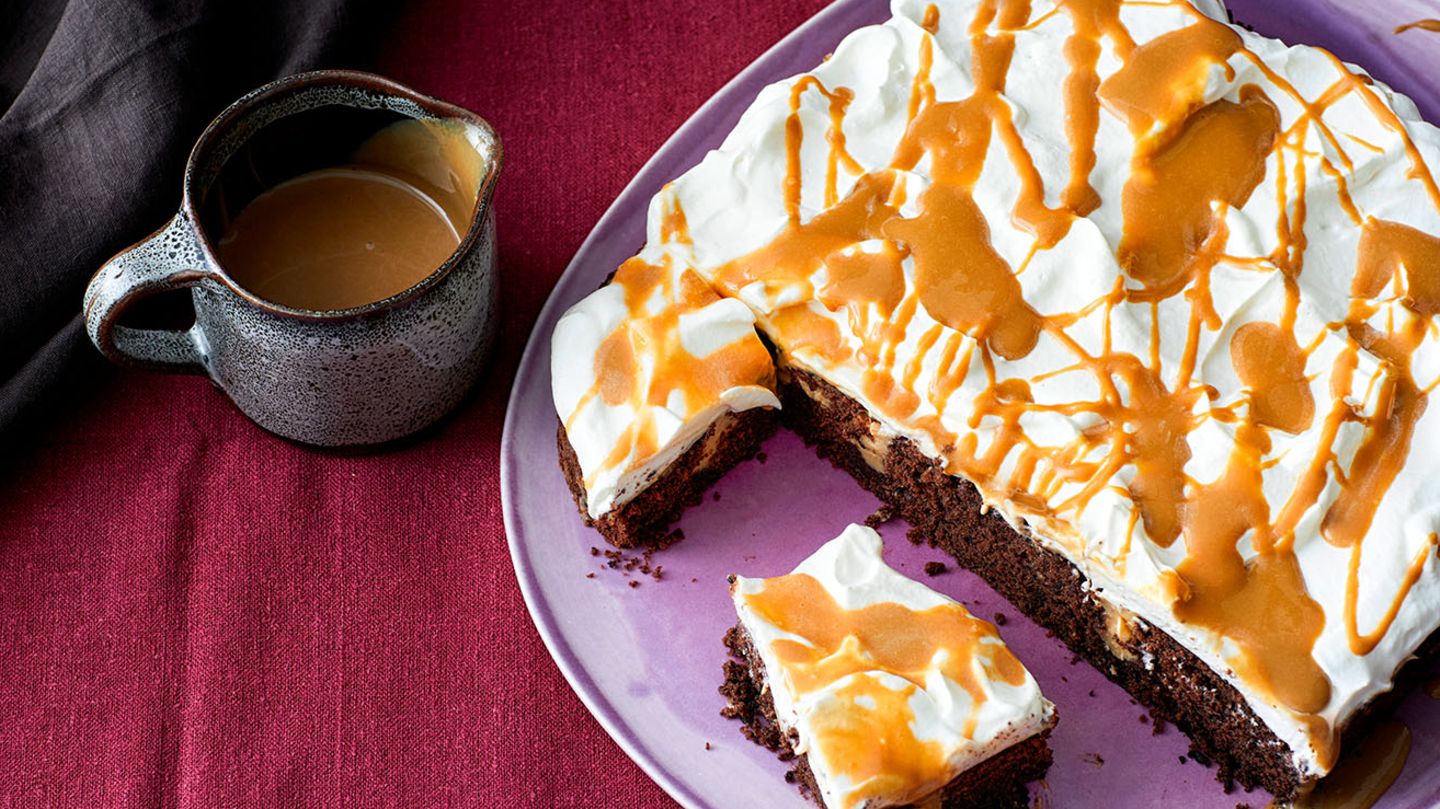 Poke Cake mit Karamell-Sauce Rezept