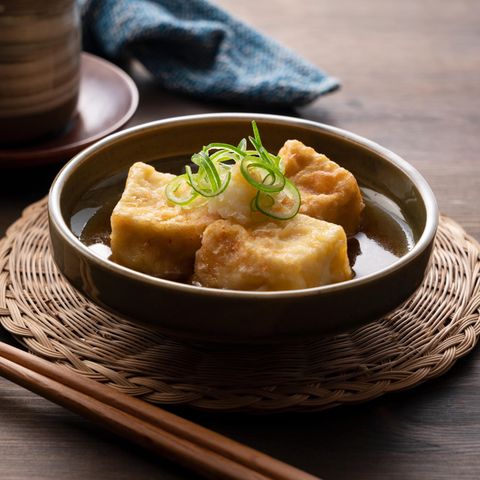 frittierter Tofu in kleiner Schale mit Sojasauce
