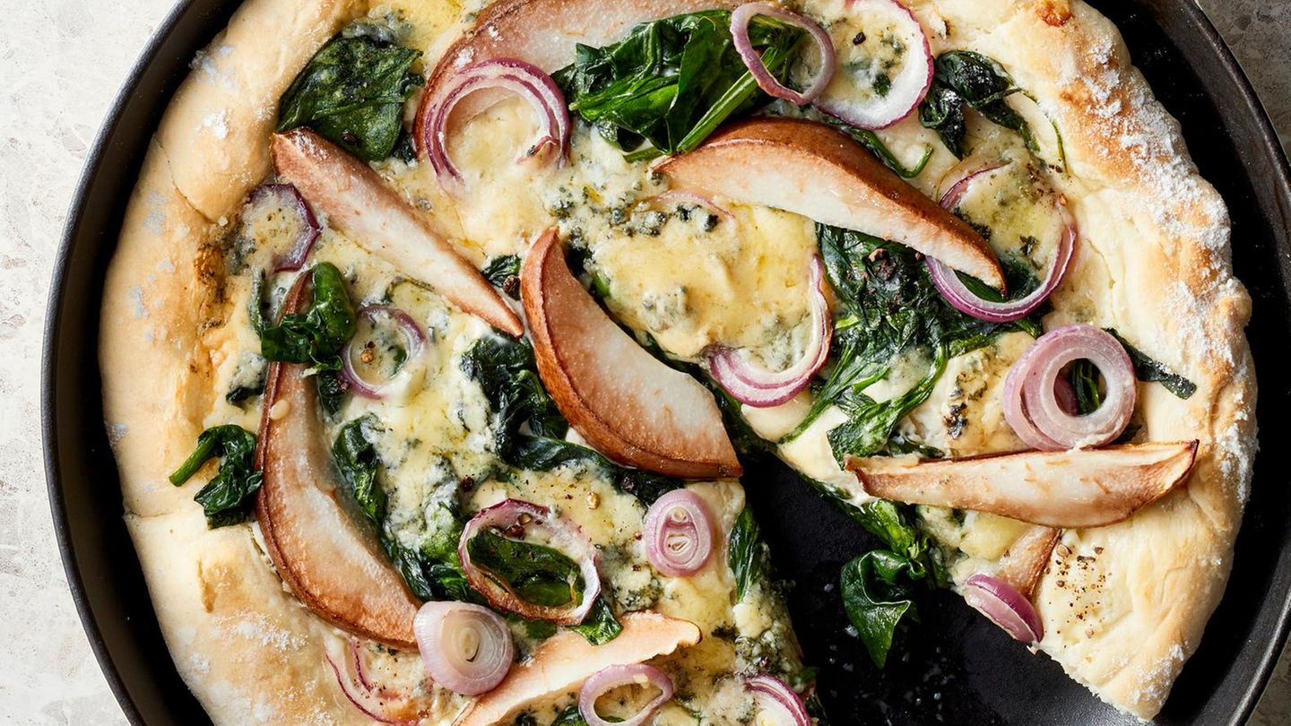 Pfannen-Pizza mit Birne und Stilton Rezept - [ESSEN UND TRINKEN]