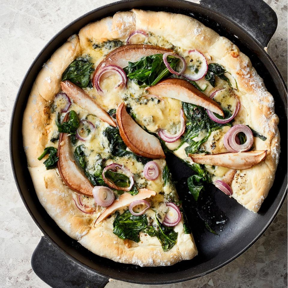 Pfannen-Pizza mit Birne und Stilton Rezept - [ESSEN UND TRINKEN]
