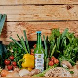 Flasche Brühgemüse inmitten von verschiedenen Gemüsesorten