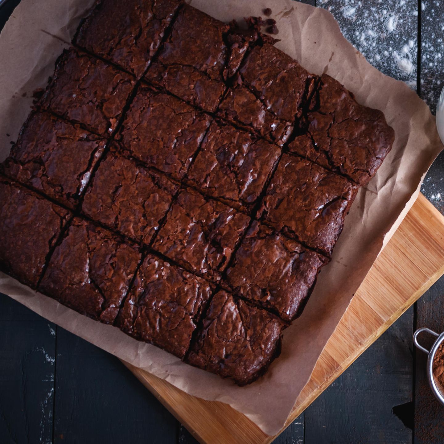 vegane Brownies geschnitten auf Holzbrett