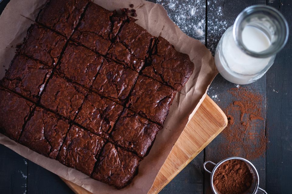 vegane Brownies geschnitten auf Holzbrett