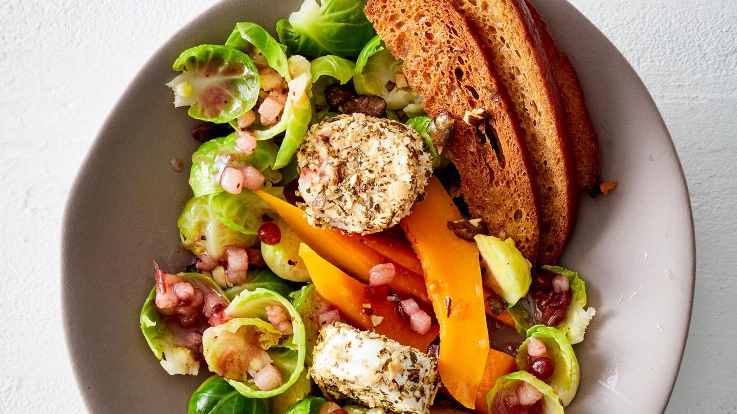 Rosenkohlsalat mit Lardo, Ziegenkäse und eingelegtem Kürbis Rezept