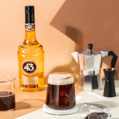 Flasche Licor 43 mit Kaffee-Cocktaik