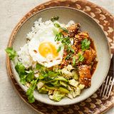 Koreanisches Hühnchen mit Blitz-Kimchi und Spiegelei