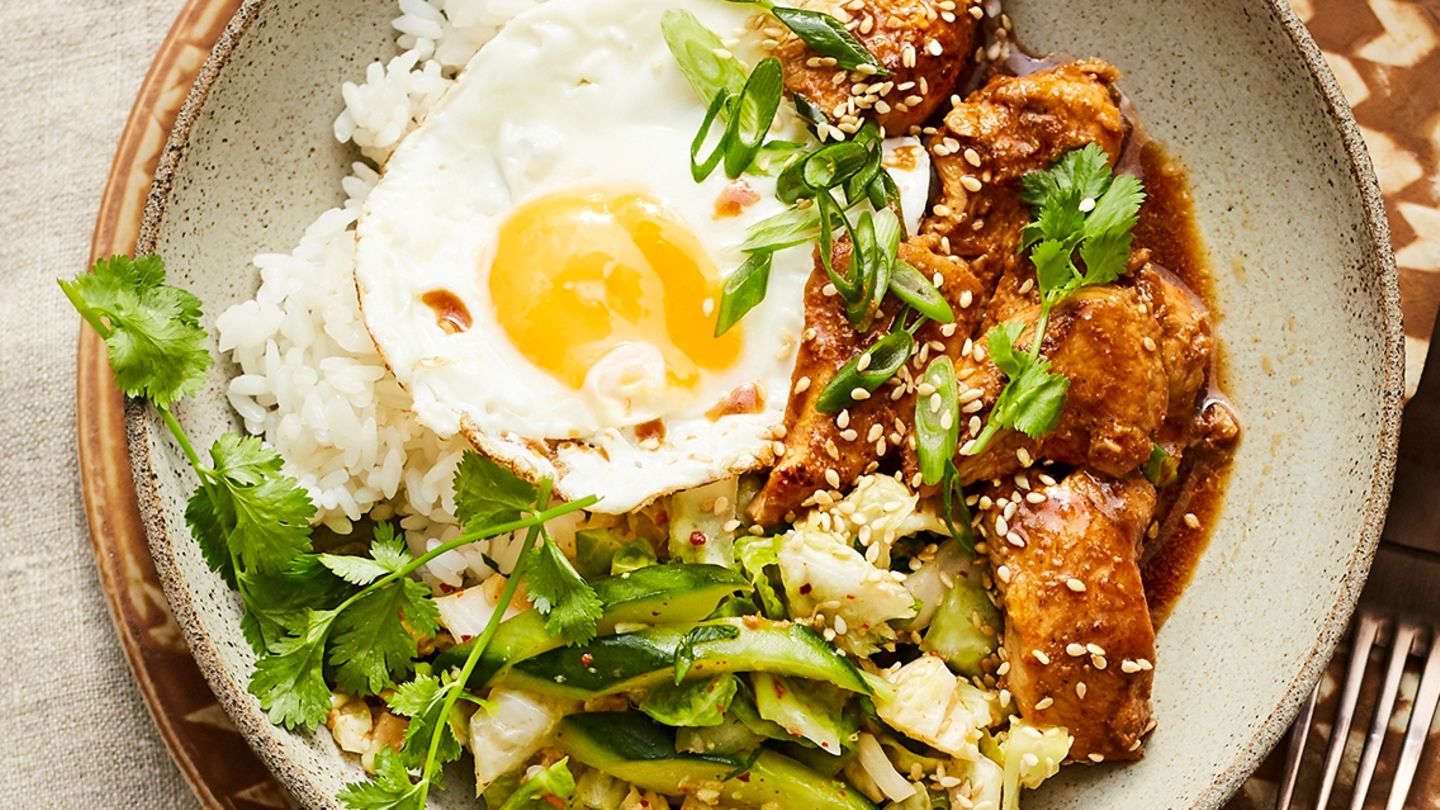 Koreanisches Hühnchen mit Blitz-Kimchi und Spiegelei Rezept - [ESSEN ...