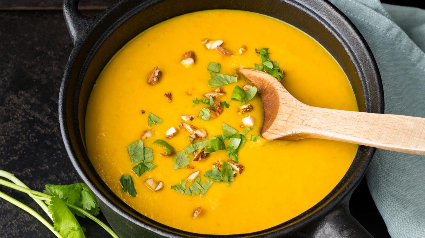Möhrensuppe mit Kurkuma Rezept - [ESSEN UND TRINKEN]