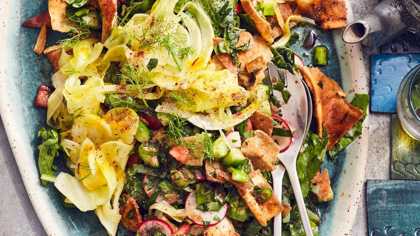 Orientalischer Brotsalat („Fattoush“) mit mariniertem Fenchel