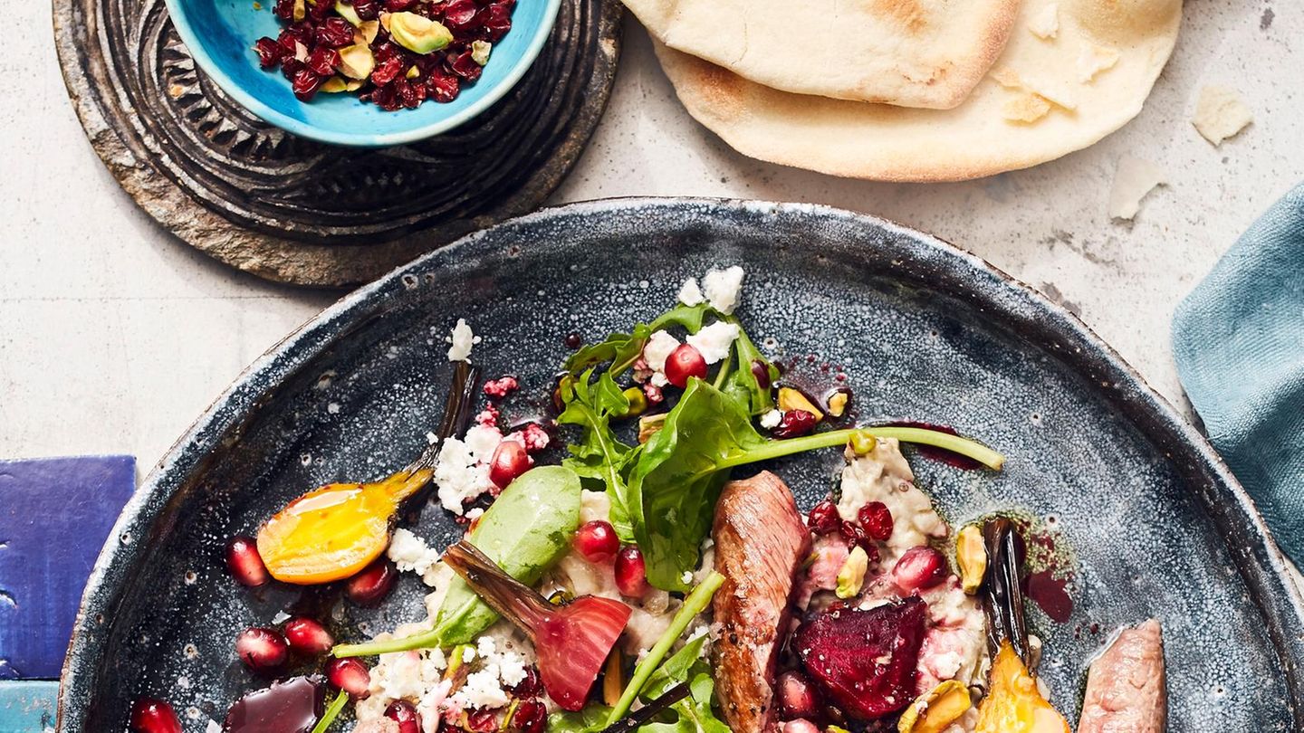 Auberginenpüree („Baba Ganoush“) mit Betensalat und Lammfilet