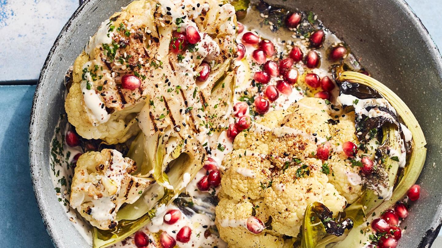 Gerösteter Blumenkohl mit Tahin-Joghurt und Granatapfel: Rezept