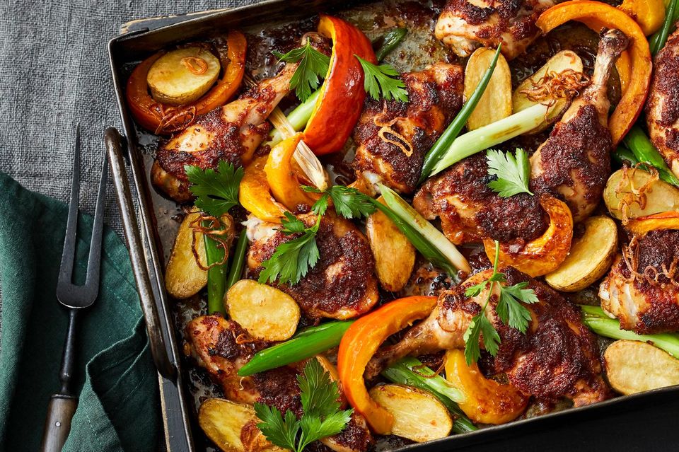 Chili-Drumsticks mit Ofengemüse