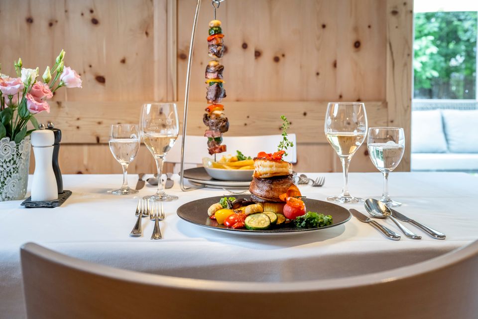 Gewinnspiel: Der Almgrill in Parsdorf – eine kulinarische Institution mit „Geheimnis" Gewinnspiel: Der Almgrill in Parsdorf – eine kulinarische Institution mit „Geheimnis"