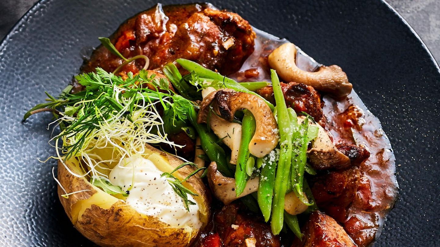 Paprikagulasch mit Ofenkartoffeln Rezept