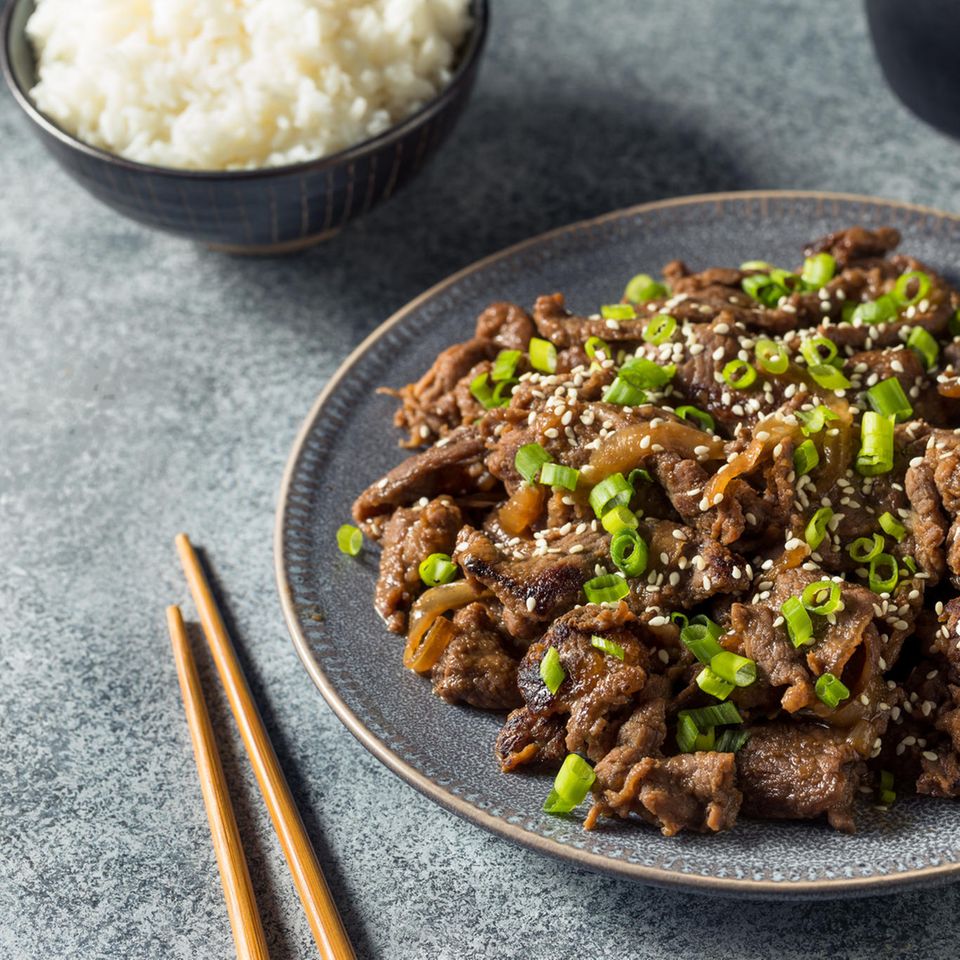 Finely sliced ​​beef, heavily marinated and fried with sesame and spring onions on rice