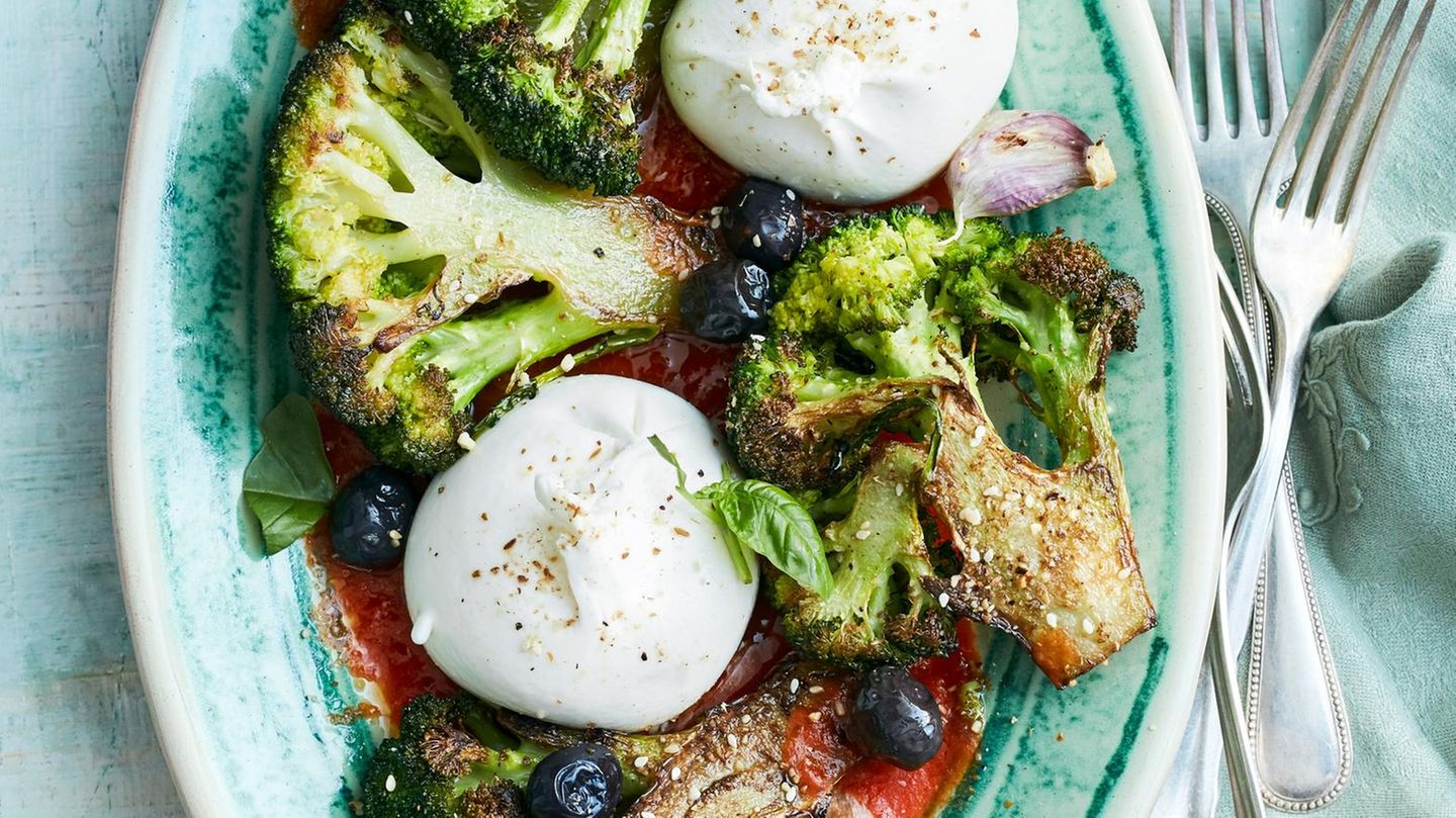 Brokkoli mit Burrata auf Tomatensauce Rezept