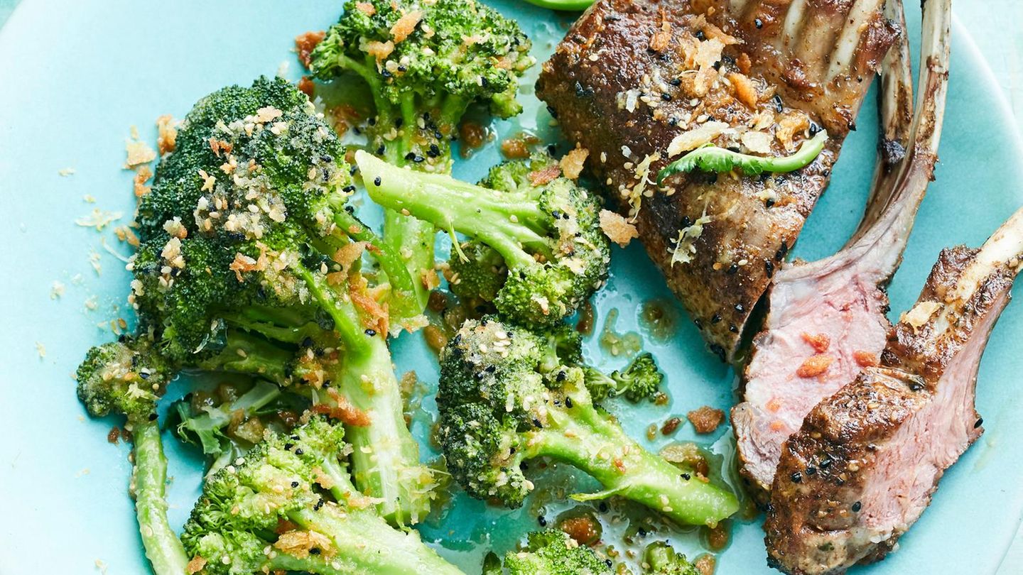 Brokkoli mit Gewürzbröseln und Lamm Rezept