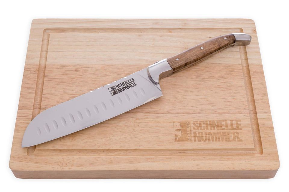 Mit dem scharfen Santoku-Messer und dem robusten Schneidebrett macht das schnibbeln in der Küche gleich viel mehr Spaß
