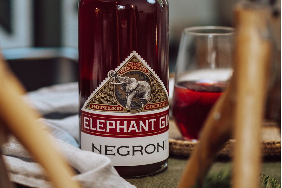 Elephant Gin Negroni auf Holztisch