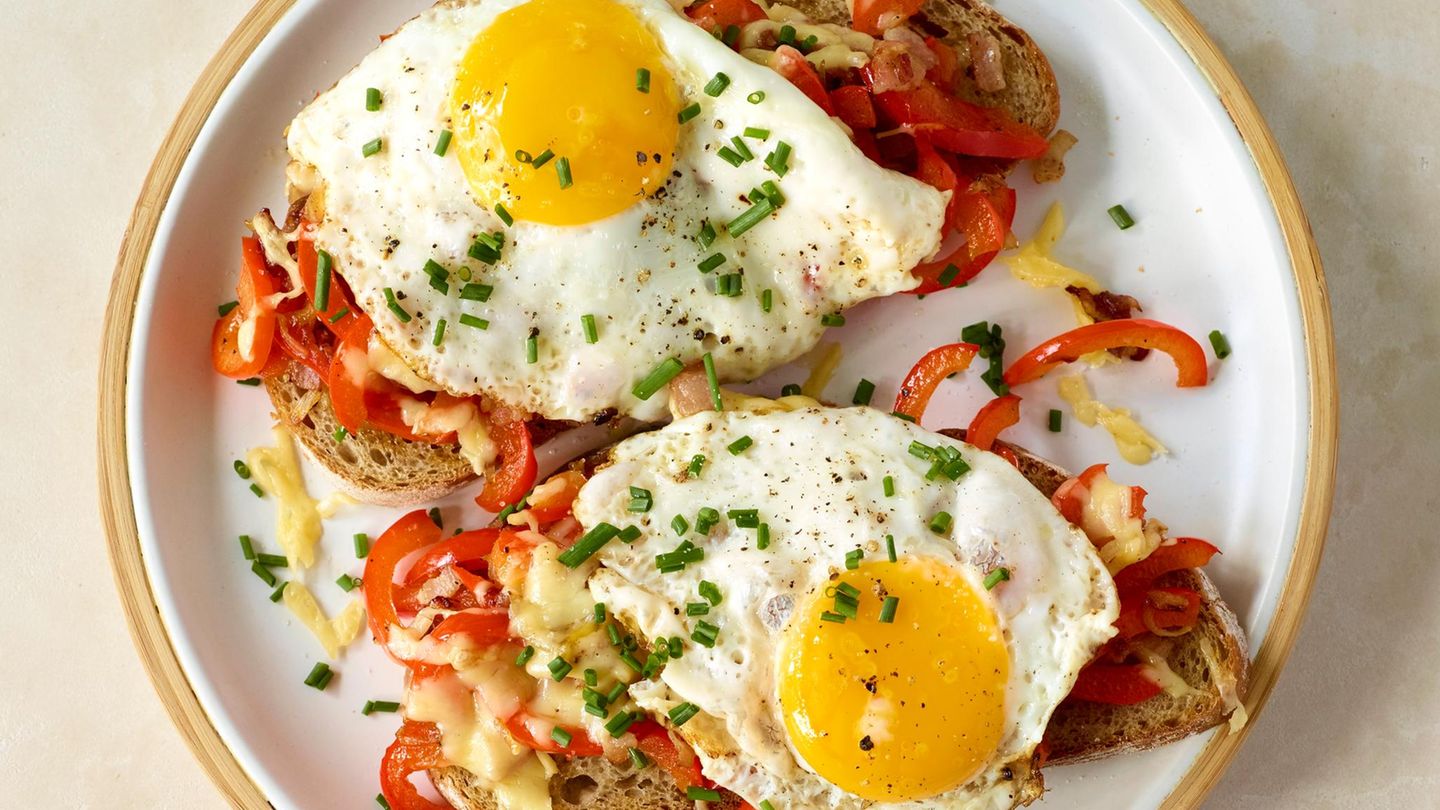 Strammer Max mit Paprika-Zwiebel-Gemüse und Spiegelei