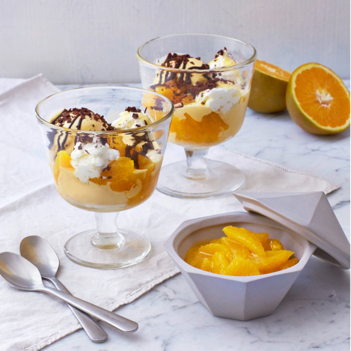 Orangen-Buttereis mit Ragout von „Schoko“-Orangen und Schokoladensauce