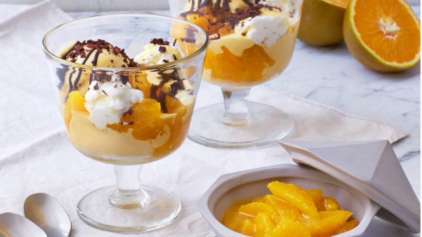 Orangen-Buttereis mit Ragout von „Schoko“-Orangen und Schokoladensauce ...