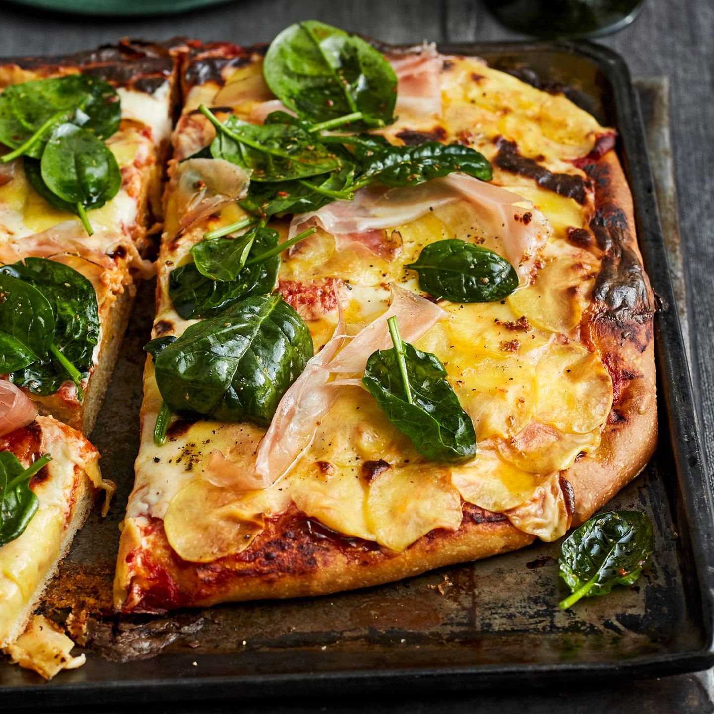 Dicke Pizza mit Parmesan-Béchamel